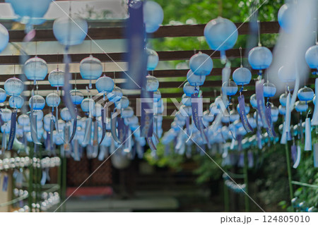 大阪府三島郡島本町の水無瀬神宮の風鈴を撮影したもの 124805010