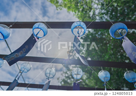 大阪府三島郡島本町の水無瀬神宮の風鈴を撮影したもの 124805013