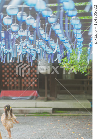 大阪府三島郡島本町の水無瀬神宮の風鈴を撮影したもの 124805022