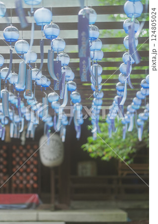 大阪府三島郡島本町の水無瀬神宮の風鈴を撮影したもの 124805024