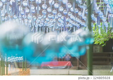 大阪府三島郡島本町の水無瀬神宮の風鈴を撮影したもの 124805028