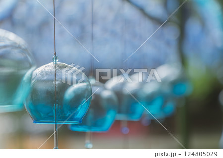 大阪府三島郡島本町の水無瀬神宮の風鈴を撮影したもの 124805029