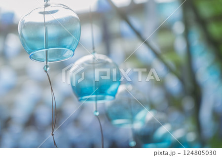 大阪府三島郡島本町の水無瀬神宮の風鈴を撮影したもの 124805030