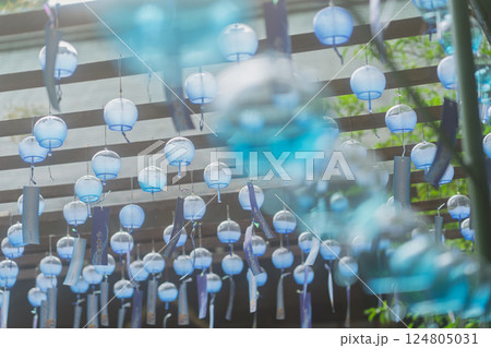 大阪府三島郡島本町の水無瀬神宮の風鈴を撮影したもの 124805031