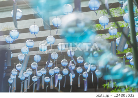 大阪府三島郡島本町の水無瀬神宮の風鈴を撮影したもの 124805032