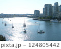 バンクーバーの港とダウンタウンのビル群 124805442