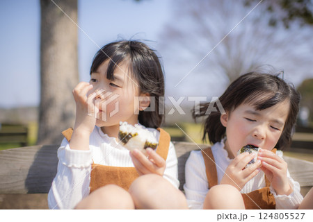 春の公園でおにぎりを食べる子供 春の公園でおにぎりを食べる子供 124805527