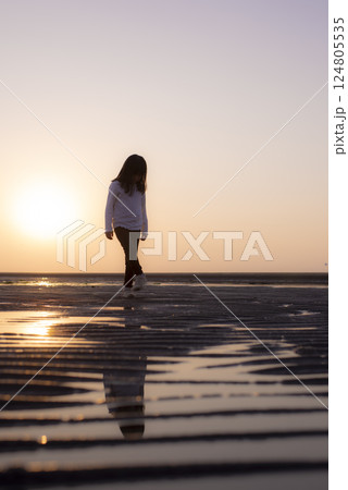 真玉海岸の夕陽の道を歩く少女 真玉海岸の夕陽の道を歩く少女 124805535