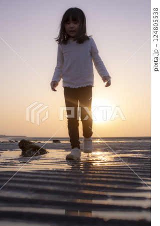 真玉海岸の夕陽の道を歩く少女 真玉海岸の夕陽の道を歩く少女 124805538