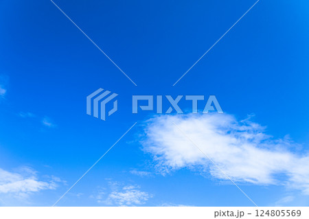 シンプルな青い空と白い雲だけの風景 シンプルな青い空と白い雲だけの風景 124805569