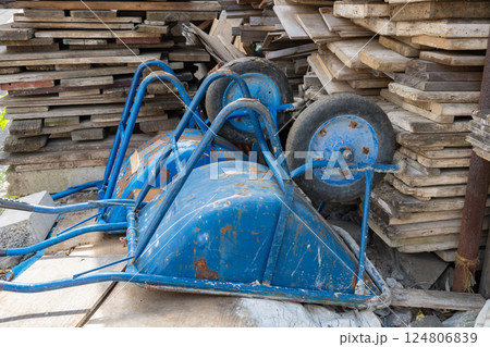 使われなくなった古い青色の運搬用一輪車 使われなくなった古い青色の運搬用一輪車 124806839