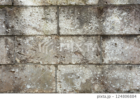 長い年月で表面が崩れてきているブロック塀 124806884