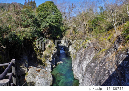 奥耶馬溪　エメラルドグリーンに輝く峡谷　魔林峡　 124807354