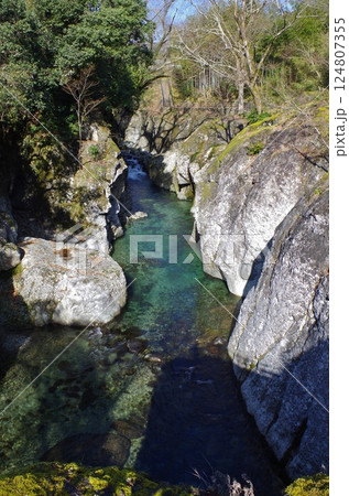 奥耶馬溪　エメラルドグリーンに輝く峡谷　魔林峡　 124807355