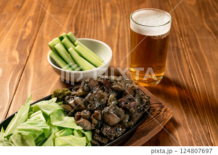 地鶏焼きとビール　酒の席 124807697