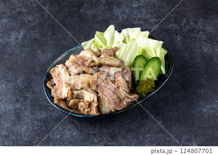 豚バラ肉の炭火焼 124807701
