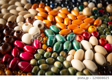 形やサイズの違うウッドビーズ　アクセサリー製作パーツの木製ビーズ 124808025