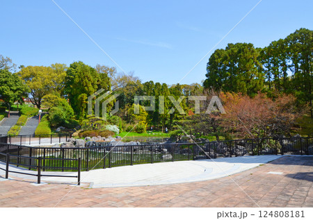 大阪　鶴見緑地公園の春の風景 124808181