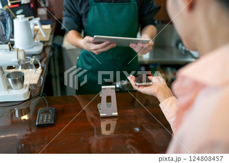 coffee shop 124808457