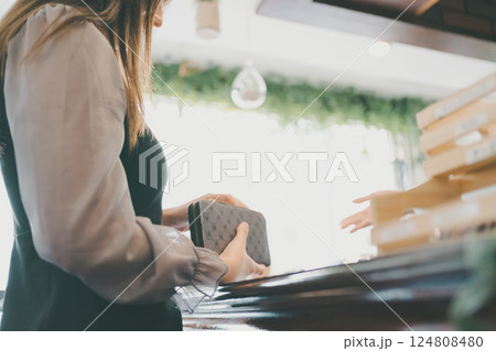 coffee shop 124808480