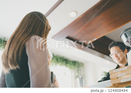 coffee shop 124808484