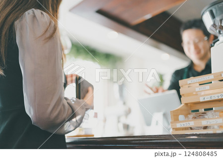 coffee shop 124808485