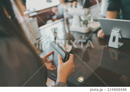 coffee shop 124808486