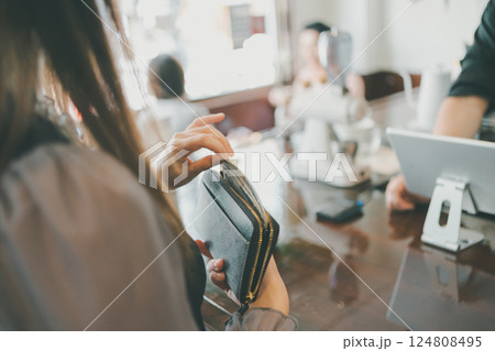 coffee shop 124808495