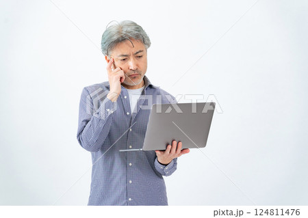 ノートパソコンを持って考えるシニア男性の全身写真 124811476