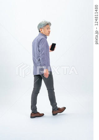 スマホを持って歩くシニア男性の後ろ姿の全身写真 スマホを持って歩くシニア男性の後ろ姿の全身写真 124811480