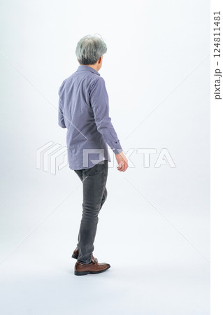 歩くシニア男性の後ろ姿の全身写真 歩くシニア男性の後ろ姿の全身写真 124811481