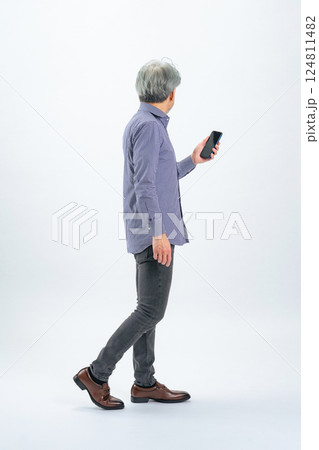スマホを持って歩くシニア男性の全身写真 スマホを持って歩くシニア男性の全身写真 124811482