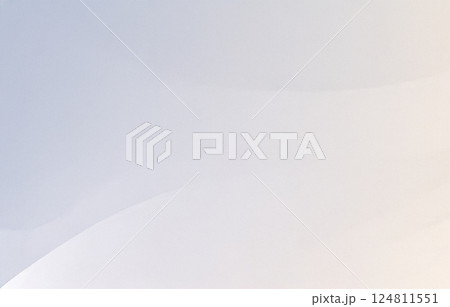 ビジネスやプレゼン資料の背景に使える　やわらかな白とブルーグレーの抽象的なグラデーション背景素材 124811551