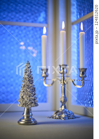 窓辺に置かれたクリスマスツリー クリスマスイメージ 窓辺に置かれたクリスマスツリー クリスマスイメージ 124812620