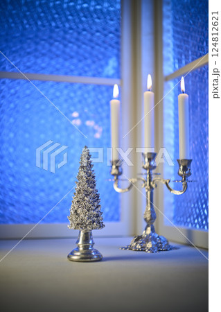 窓辺に置かれたクリスマスツリー クリスマスイメージ 窓辺に置かれたクリスマスツリー クリスマスイメージ 124812621