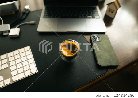 Coffee shot in a glass on the desk 124814286