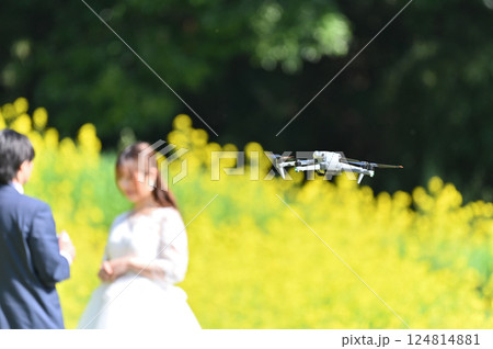 満開の菜の花畑　ドローンでカップルの撮影　ウェディング撮影 124814881