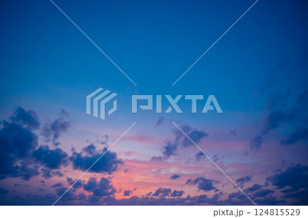 焼ける夕焼け空 124815529