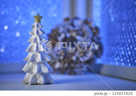 窓辺に飾られたクリスマスツリーとリース クリスマスイメージ 窓辺に飾られたクリスマスツリーとリース クリスマスイメージ 124815828