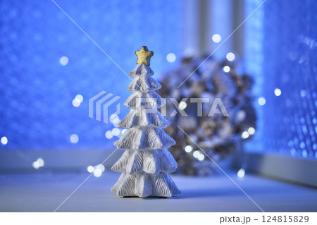 窓辺に飾られたクリスマスツリーとリース クリスマスイメージ 窓辺に飾られたクリスマスツリーとリース クリスマスイメージ 124815829