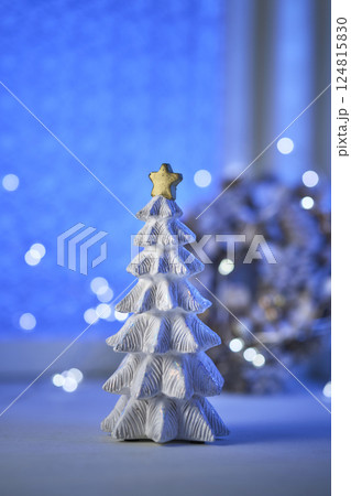 窓辺に飾られたクリスマスツリーとリース　クリスマスイメージ 124815830