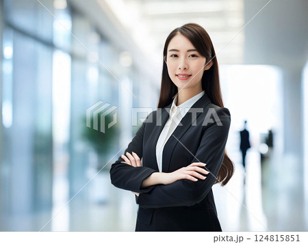 腕組みする若いビジネスウーマン 124815851