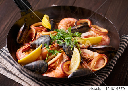 フライパンで作ったパエリア 124816770