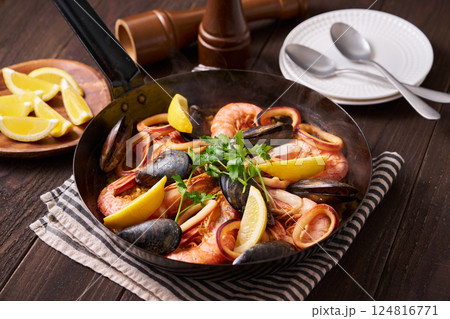 フライパンで作ったパエリア 124816771