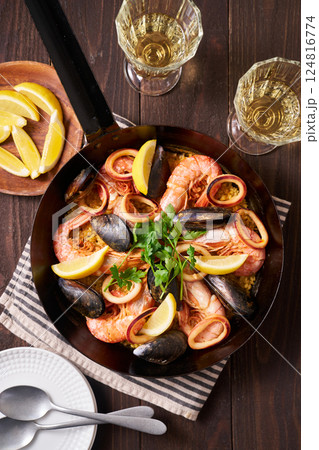 フライパンで作ったパエリア 124816774