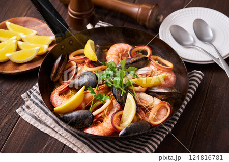 フライパンで作ったパエリア 124816781