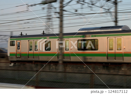 疾走する夕方の通勤電車：JR宇都宮線 124817112