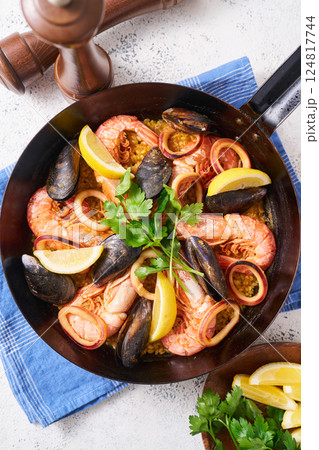 フライパンで作ったパエリア 124817744