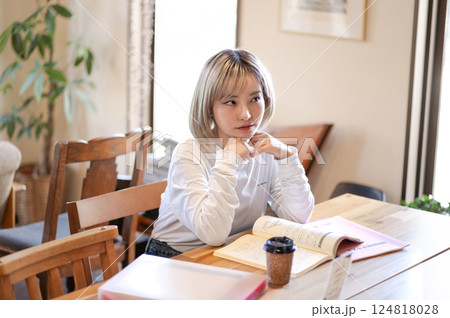 カフェで思い悩む若い女性 カフェで思い悩む若い女性 124818028