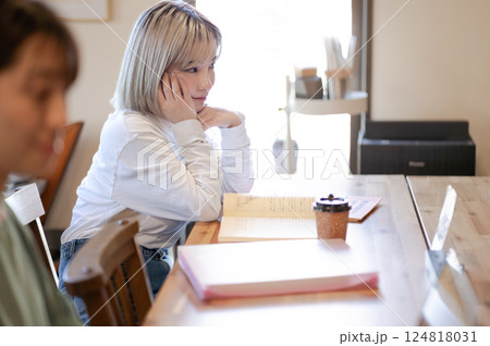 カフェで思い悩む若い女性 カフェで思い悩む若い女性 124818031